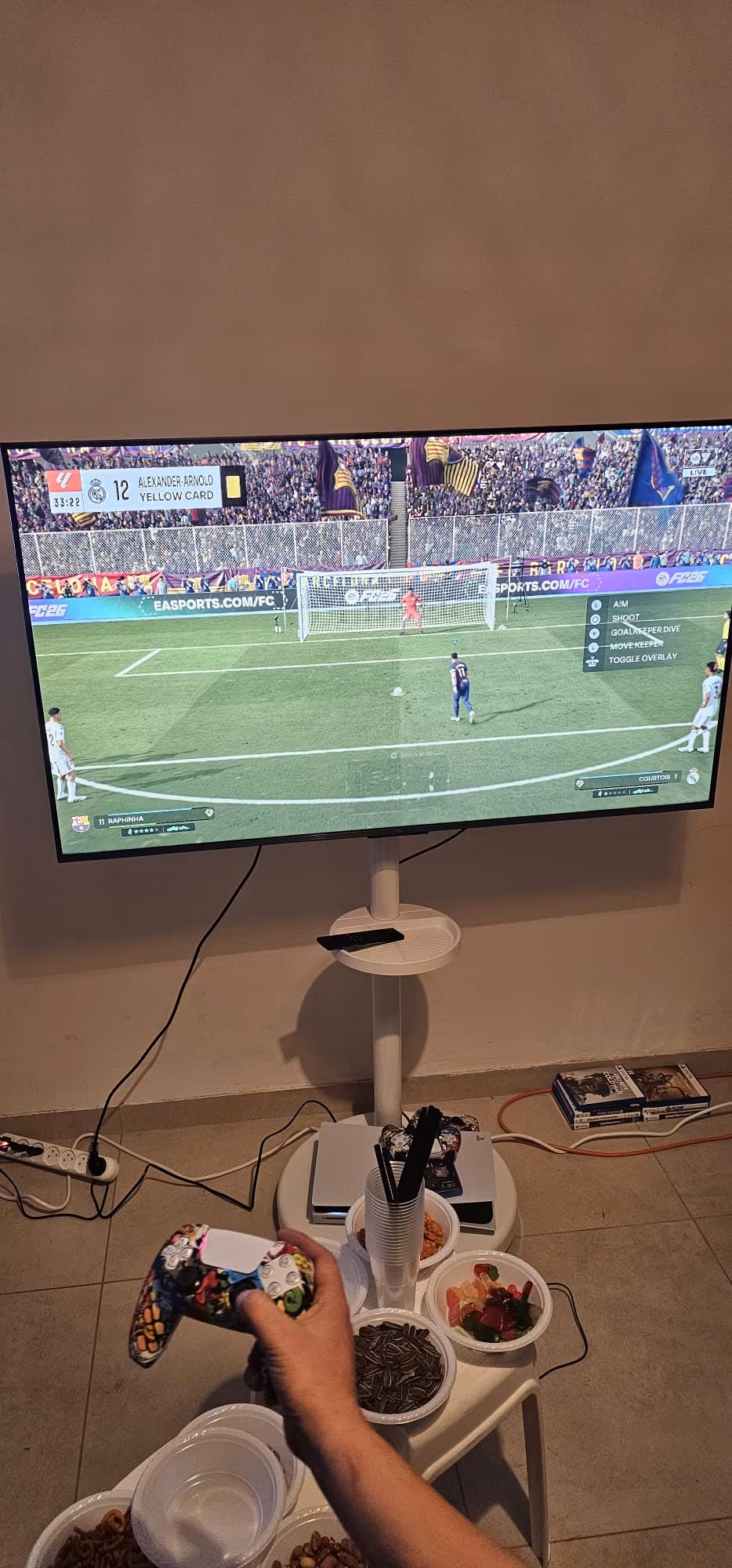 מסך ענק והקרנה חיצונית